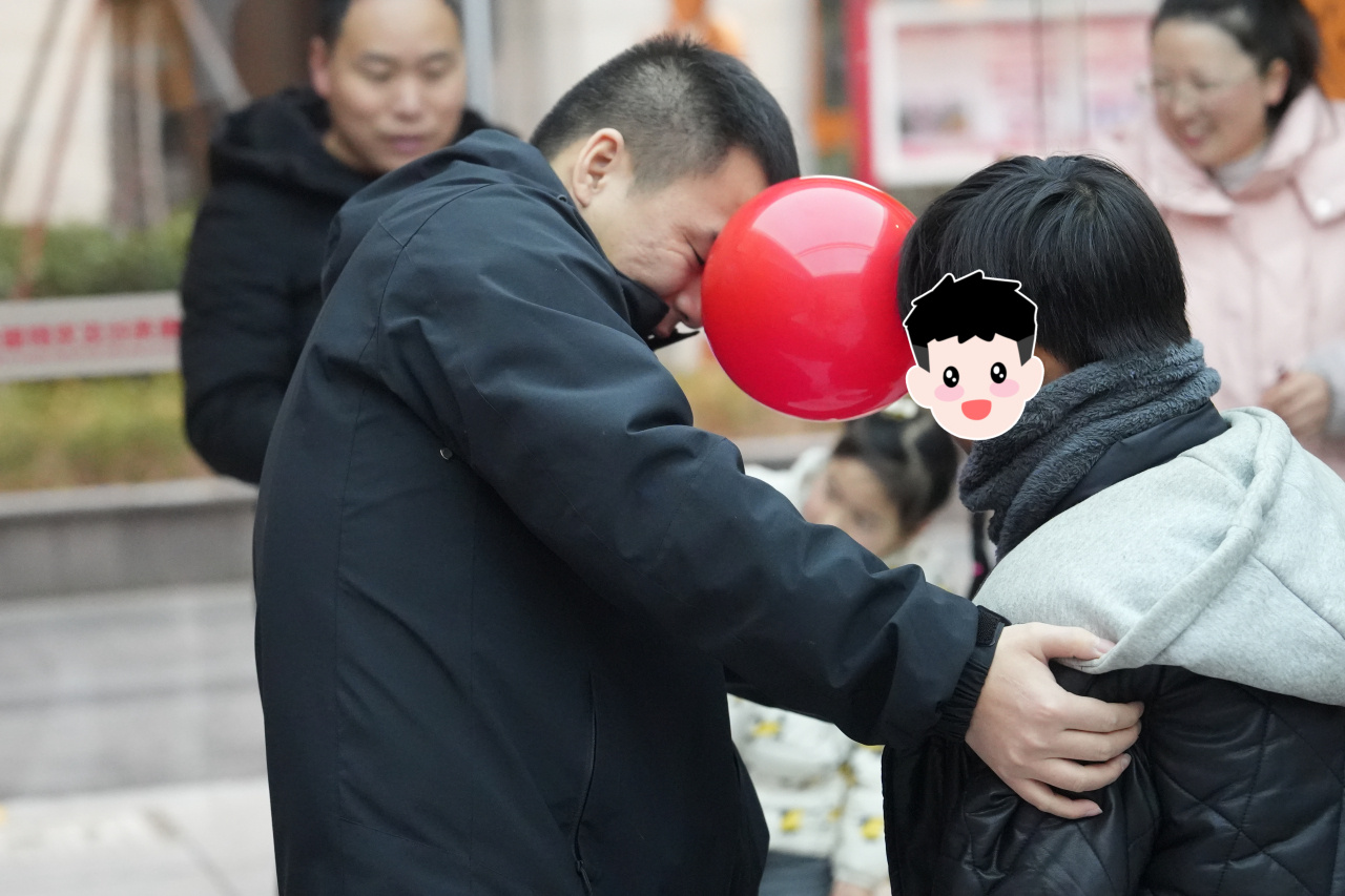 宁波江北临时爸爸照亮了小男孩的童年 新学期第一天，宁波江北洪塘街道的“临时爸爸”