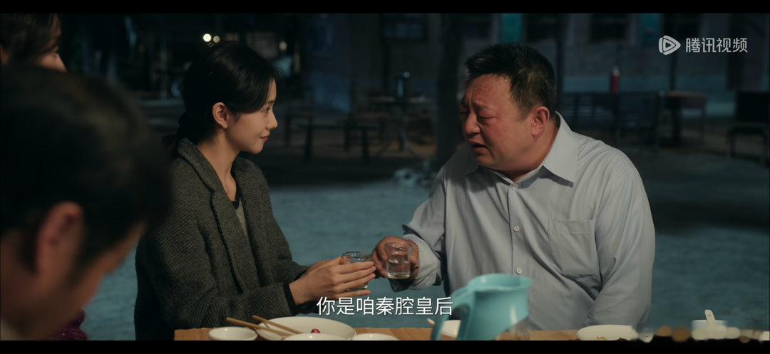 忆秦娥为了救孩子被迫接商演当初团长让秦娥跟大伙一起跟秦八娃吃烧烤都不肯，但现在都