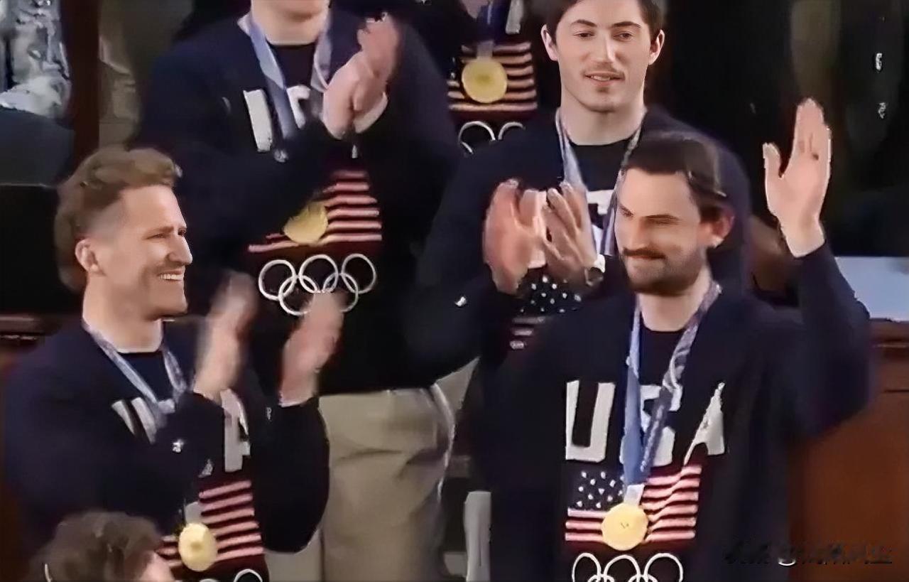 特朗普在国情咨文现场宣布他将向美国男子冰球守门员康纳·赫勒拜克颁发总统自由勋章。