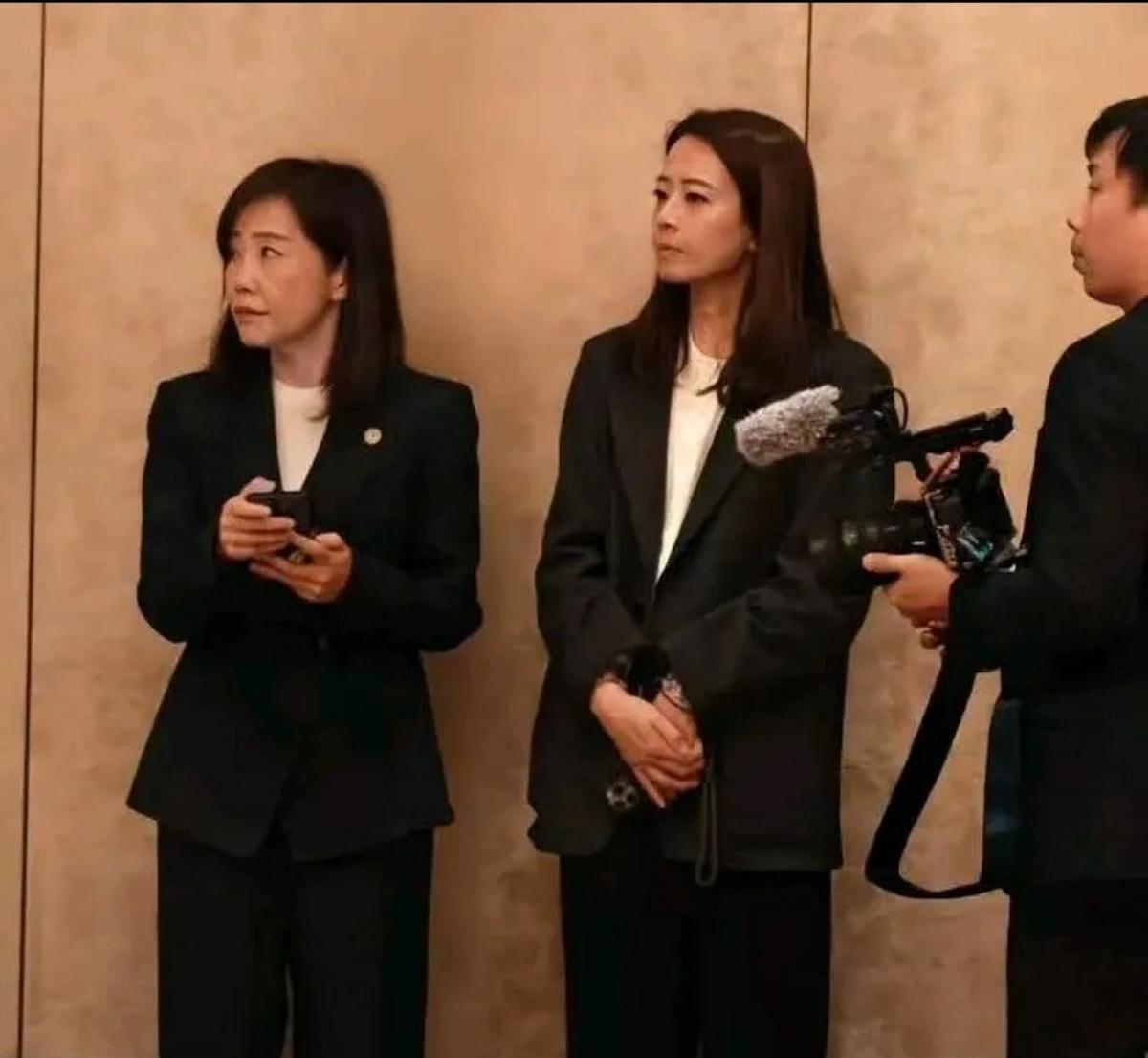 4月10日，在人民大会堂东大厅等候会见期间，国民党代表江怡臻与尹乃菁，一度成为全