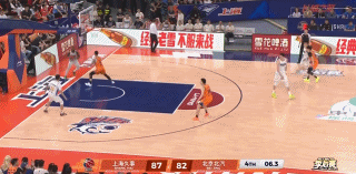 北汽惨败上海，归纳有三点
一点是：战术死板，不流畅磕磕绊绊，单打独斗，传来传去，