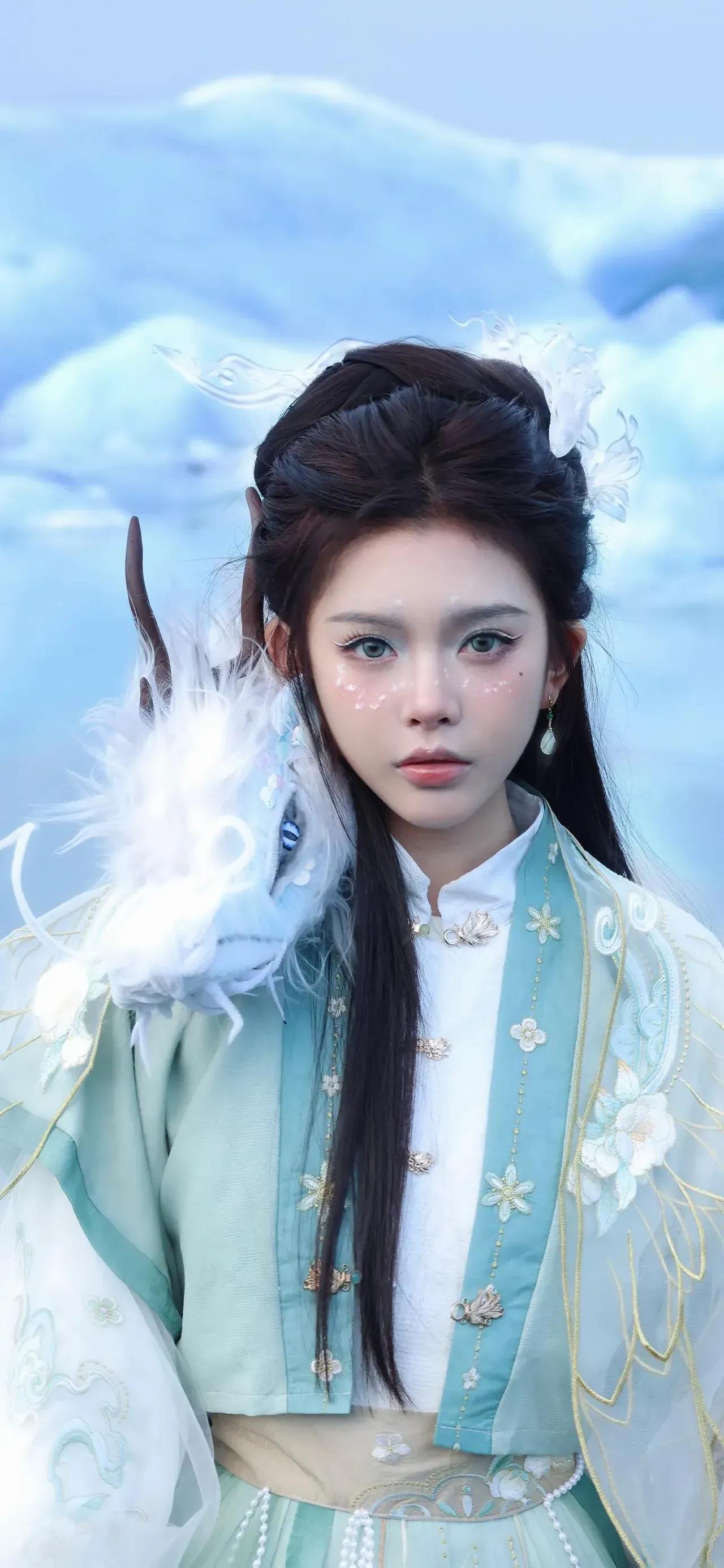 凤舞九天，青丝白雪映清辉。
