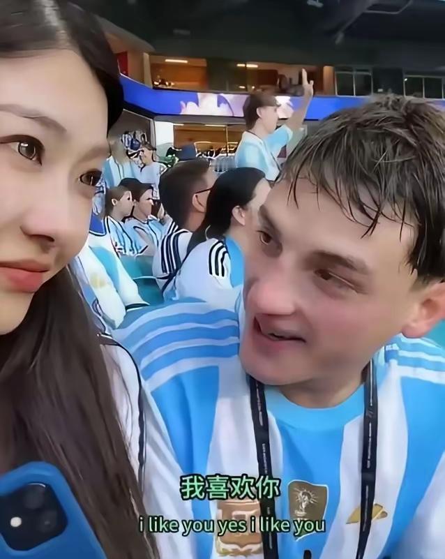 世界杯看台跨国即兴告白！
东西方浪漫温柔碰撞
 2026年美加墨世界杯赛场，一位