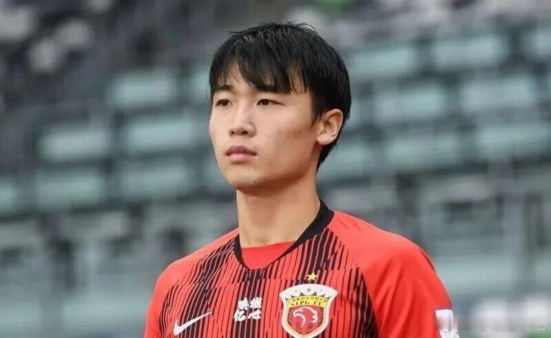 长春亚泰后卫李申圆自宣离队，深圳新鹏城或成下家。目前深圳新鹏城已对其表达兴趣，并