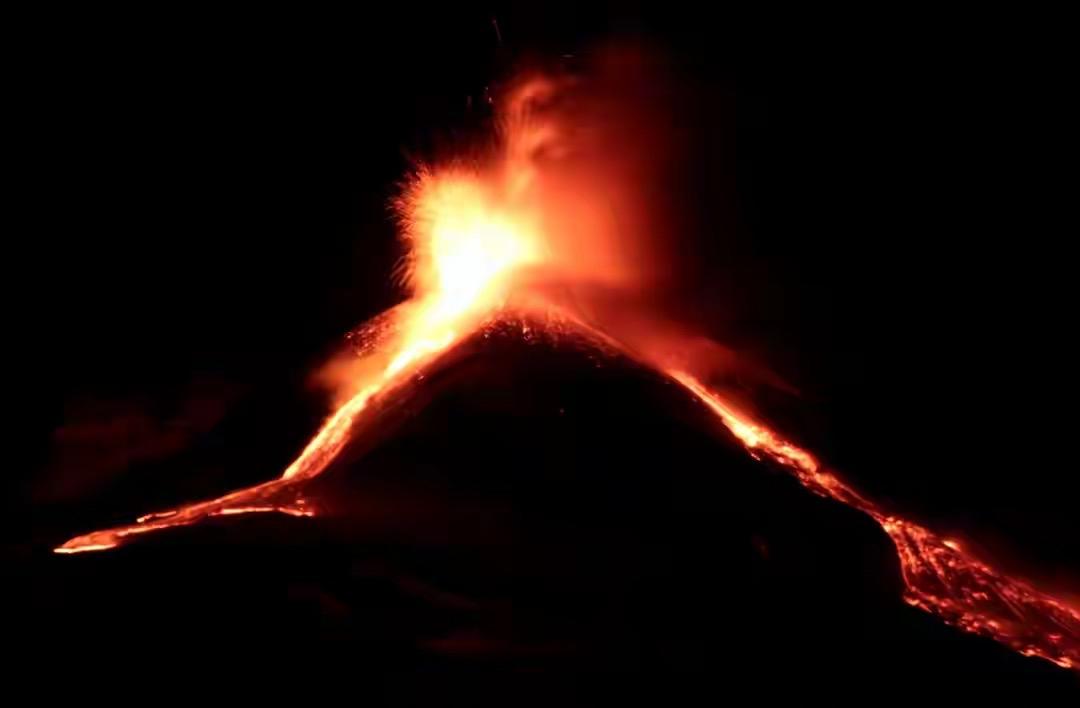 欧洲最高意大利埃特纳火山持续喷发！从8月7号开始，埃特纳火山多个火山口相继出现剧