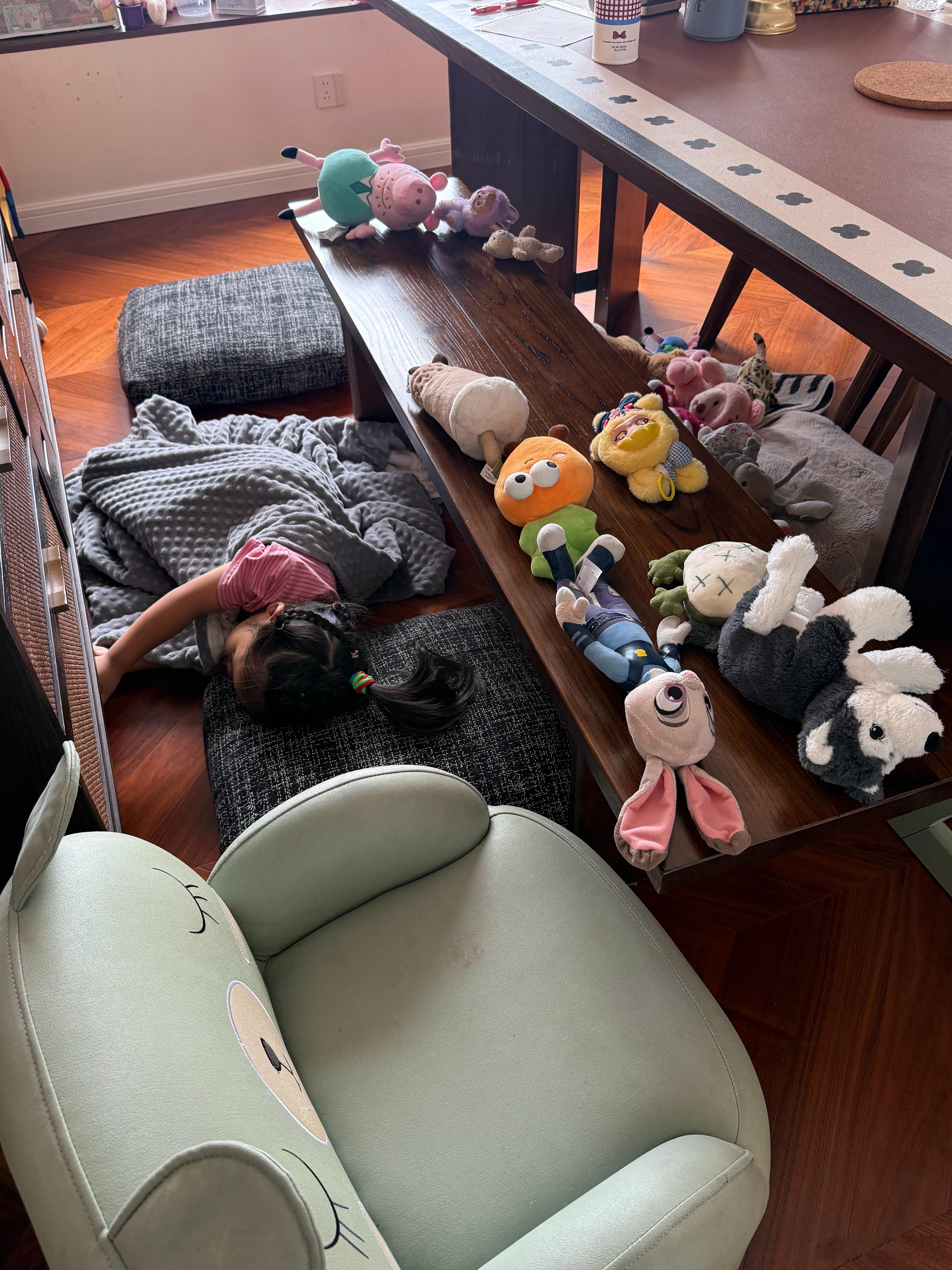 和我小时候真的一模一样最喜欢找个角落给自己搭家然后窝在“家里”静静躺着 