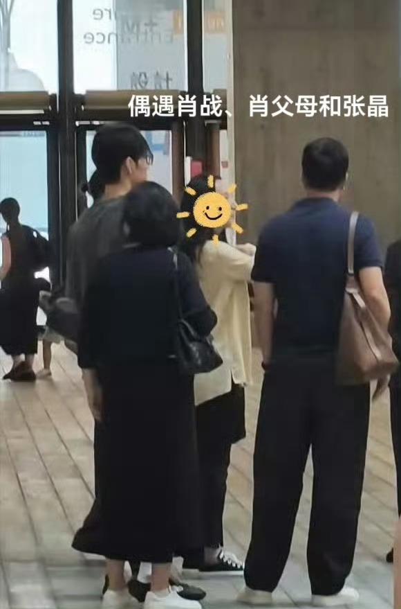 其实这个站位也很巧妙，经纪人两手空空站中间，父母背包身后跟着，地位也太高了点