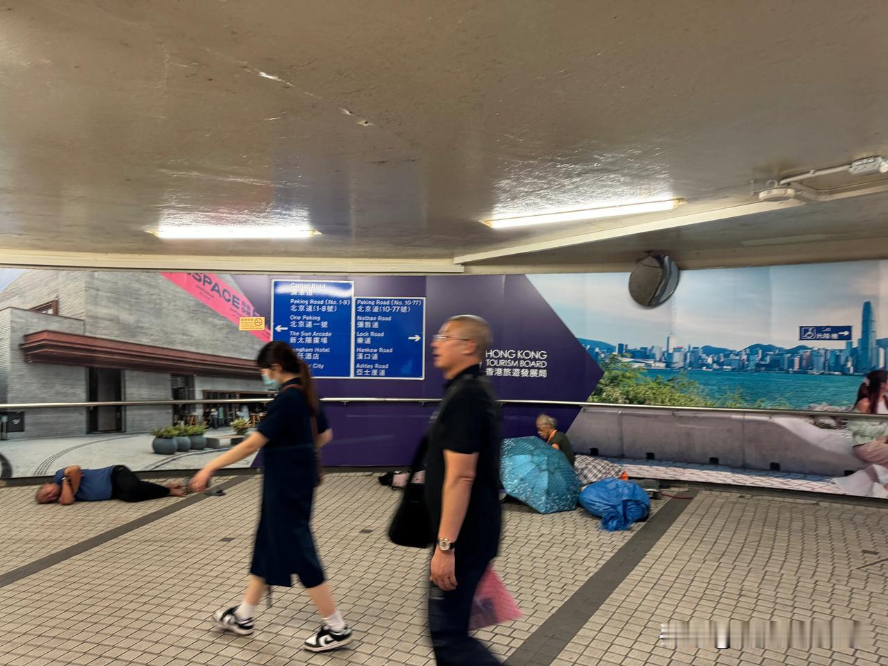 真没想到，香港也有流浪汉！

9月16日，香港弥敦道一条地下通道里，有个大爷流浪