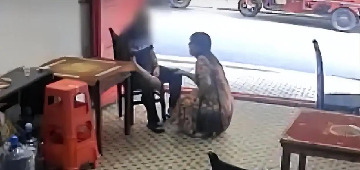 据新京报8月24日报道，8月17日，一名身体不适的老人进入湖南祁东一间棋牌馆休息