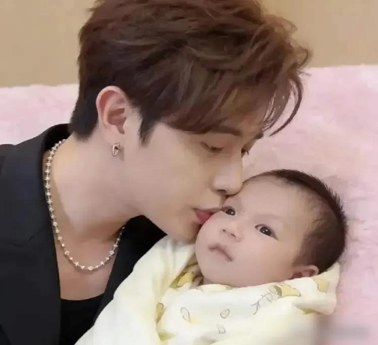 30岁复旦女，带娃要220万
去年辞了万元月薪高管岗，生了七斤半的童漾。孩子至今