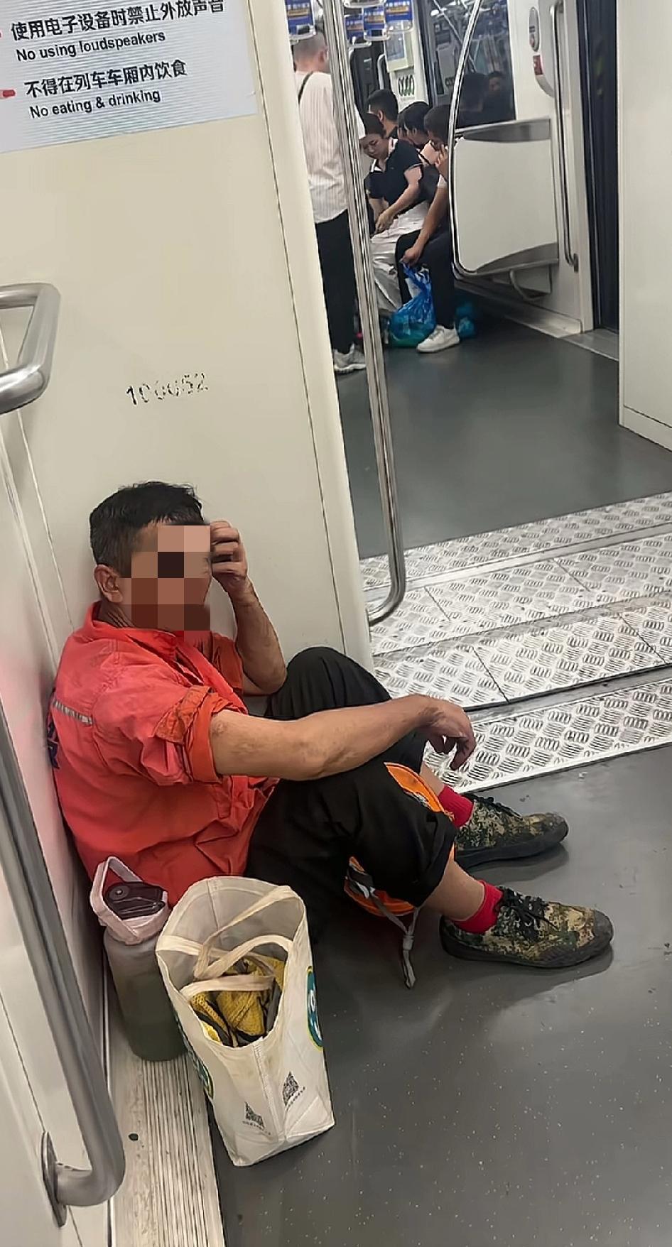 在地铁看到这一幕，不由得眼睛酸酸的，生活太难了。大叔怕弄脏了座位，宁愿席地而坐[