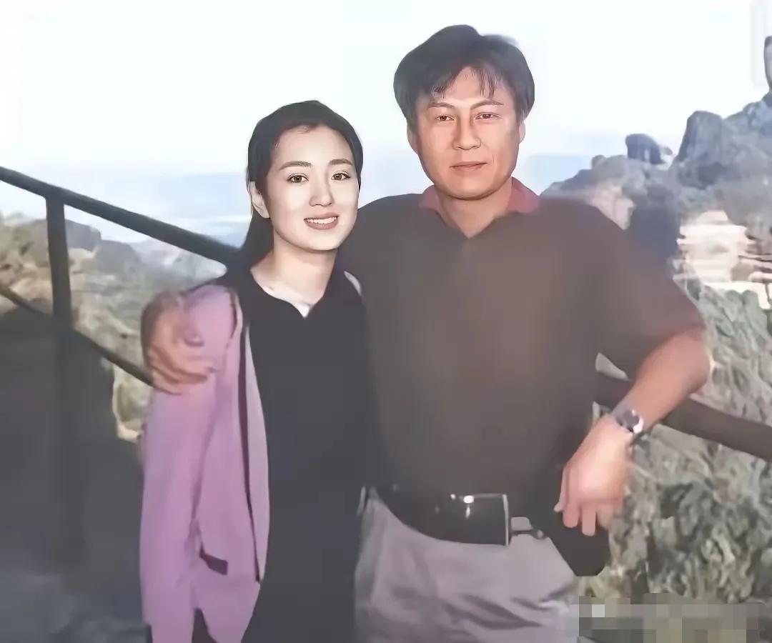 这是巩俐当年和黄和祥结婚时出外旅行的幸福时刻，当时二人度过了一段美好的幸福时光，