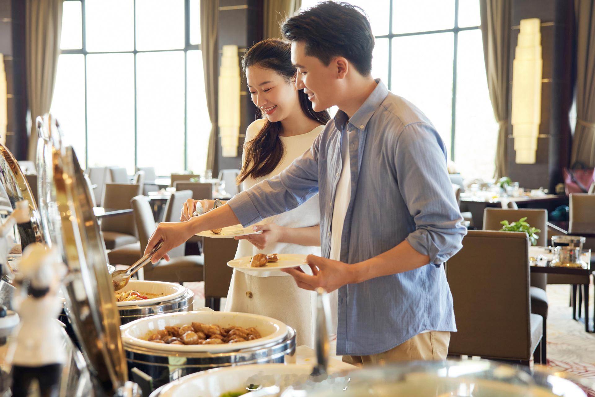 五星级酒店推12888元自助餐年卡 作为常年出差住酒店的，我可以很负责任的说酒店
