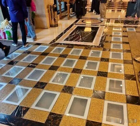 别把杨受成这波卖金砖吹成啥精明操作，说白了就是英皇娱乐酒店山穷水尽的无奈之举！看