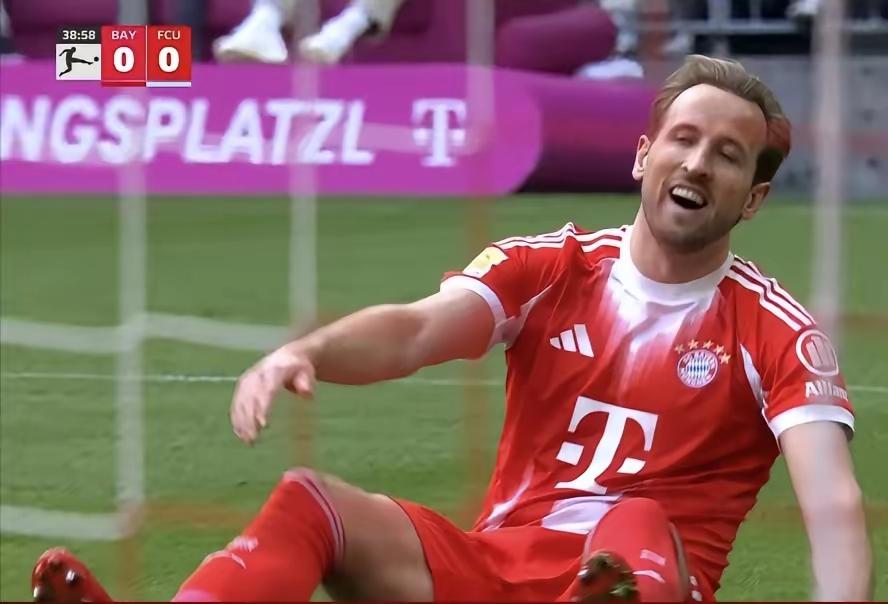 哈里凯恩笑傲德甲联赛足坛，这个赛季也太顺风顺水了，三冠王指日可待，人生走到这一刻