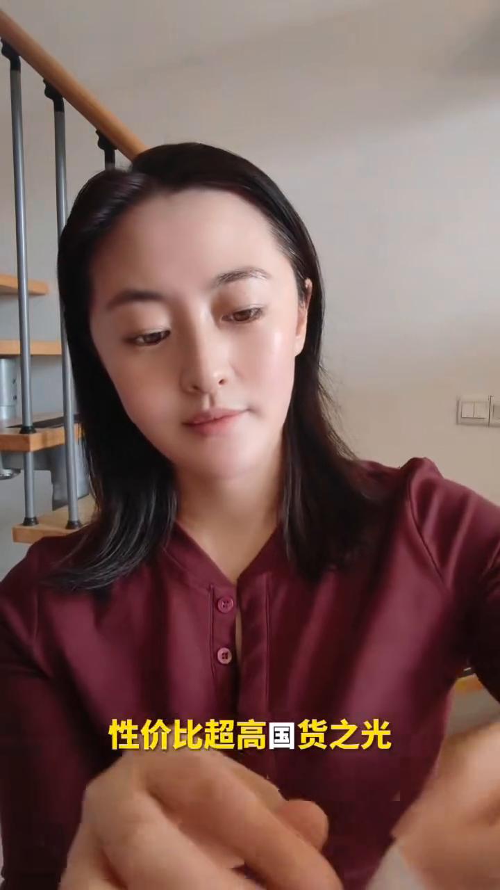 我给各位安利这款悦蕾冻龄抗皱多效眼膜，人称悦蕾眼膜。能够有效减淡眼纹、收紧眼袋、