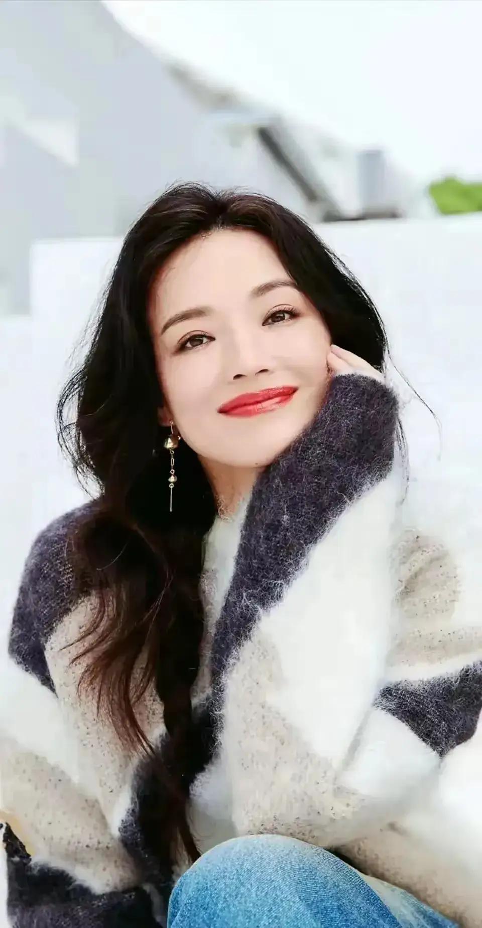 舒淇，
美女的牌子，这么多年屹立不倒，
靠的还真是她的不那么完美的完美！
有的人
