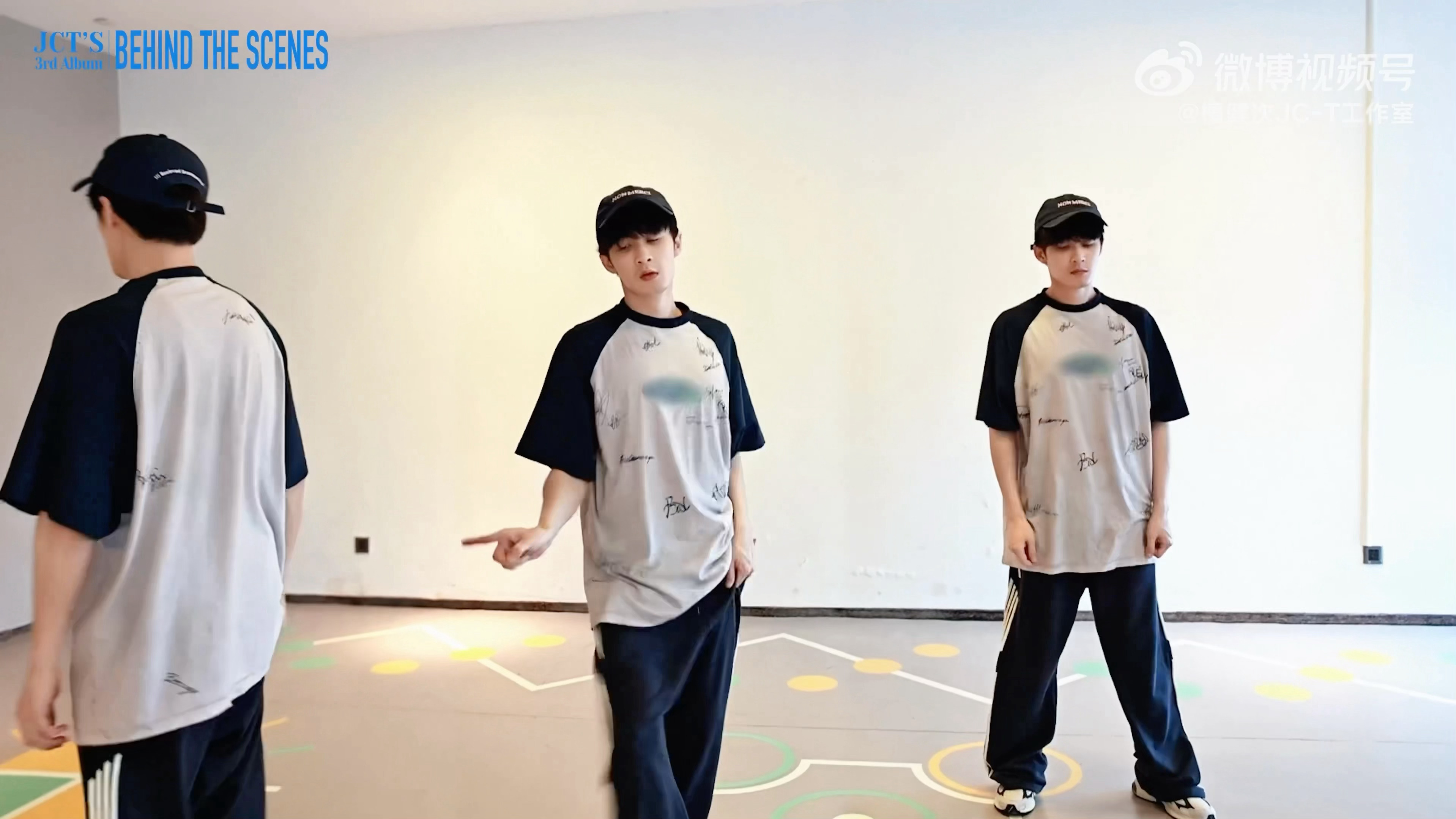 在我们看不到的背后，老公真的为这支舞付出了好多，就是不停的练练练，在练习室练，在