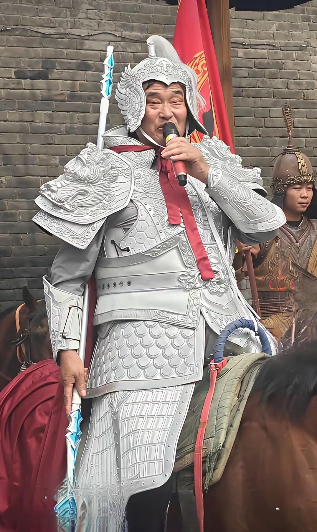 身着戎装，
跨马提枪。
高歌一曲，
声飘四方。