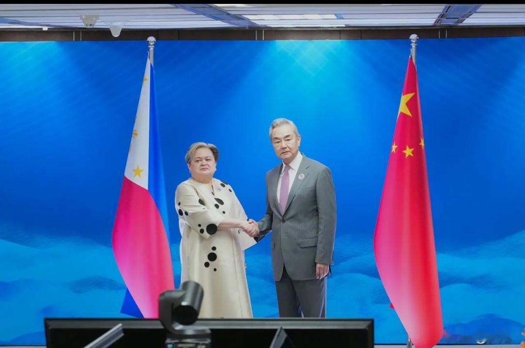 7月22日，中国外交部长王毅在马尼拉和菲律宾外交部长拉扎罗进行了沟通交流。
就周