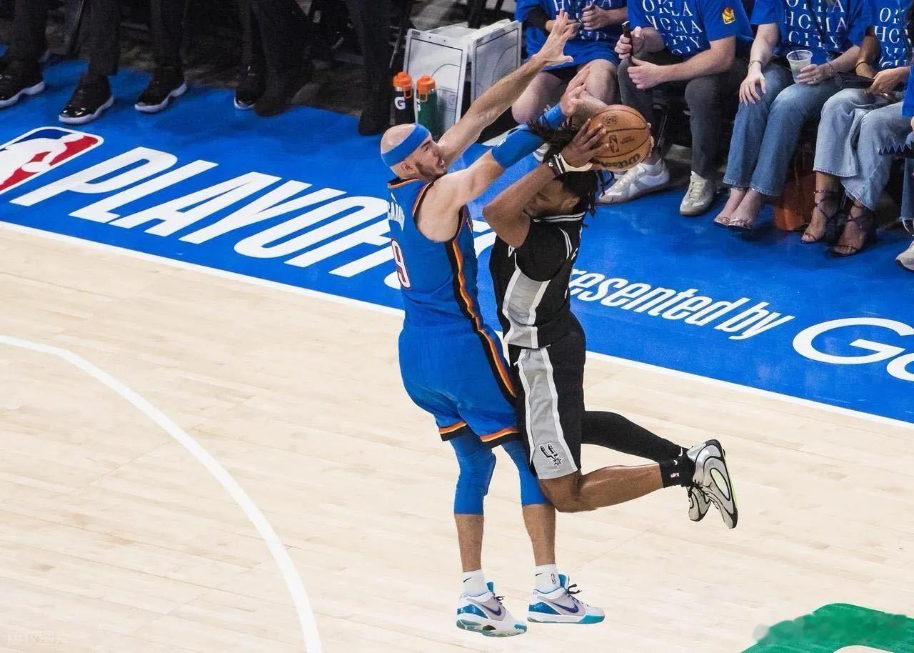 NBA搞笑瞬间 雷霆挑战成功 文班亚马名场面🤣 文班：我就碰了一下，怎么就犯规