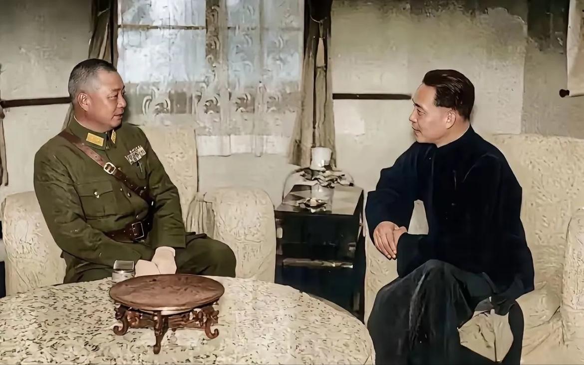 1943年，投诚后的吴化文与汪精卫的合影照片，彼时的他已经穿上汪伪的军装，随后他