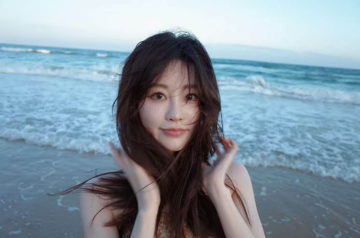祝绪丹六一状态祝绪丹的六一治愈感拉满，她告诉我们大人也可以过儿童节，向世界请假一