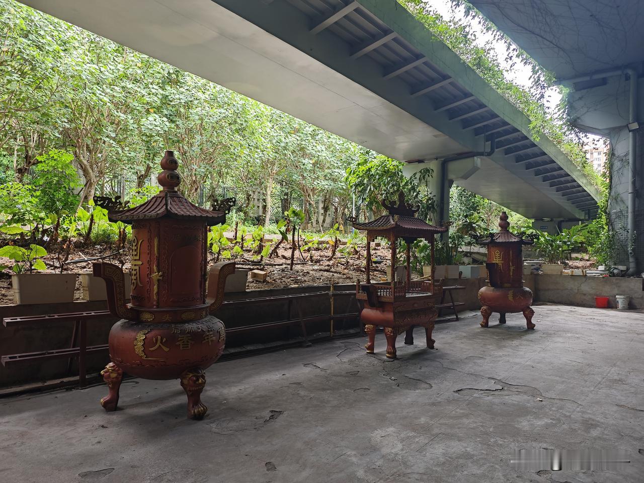 福州鳌峰大桥仓山段，在桥底下停车场里居然藏着一座庙宇——港头万安上境张天师府，庙