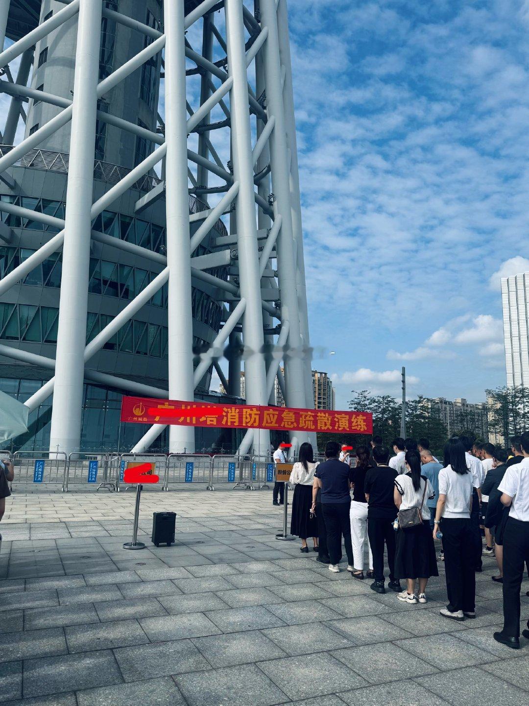 晒死，我后面站了个斯文白净帅哥，很熟悉，就是不知道他叫啥名领导说大家精神面貌不好