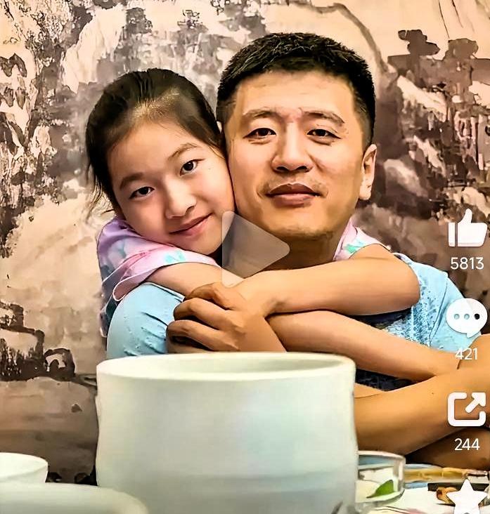 张雪峰走了，最放心不下的一定是他不到11岁的女儿。
 
独生女张姩菡，2015年