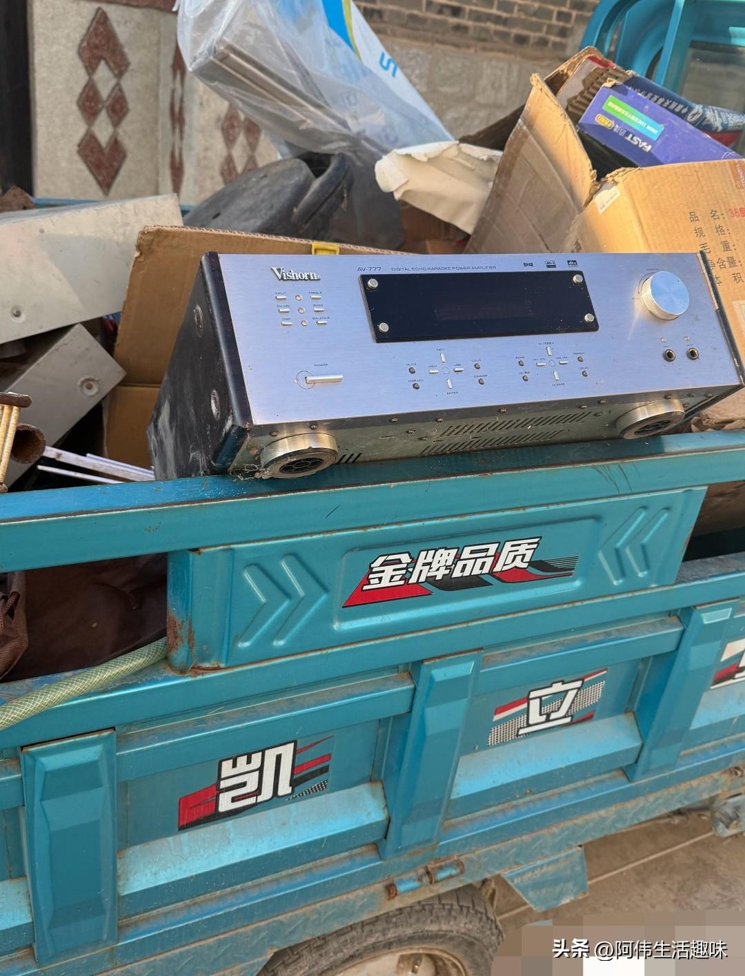 “人怎么能聪明到这个地步”
除夕刚过，我们这因禁放问题，父亲闲着没事，说出去捡垃