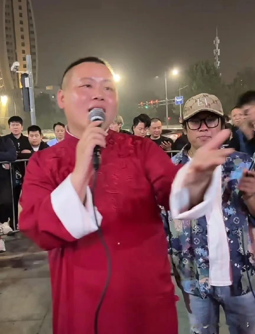 简直太像了！账号名称为中原小岳岳得直播博主竟然和岳云鹏长得一模一样。他这两天在直