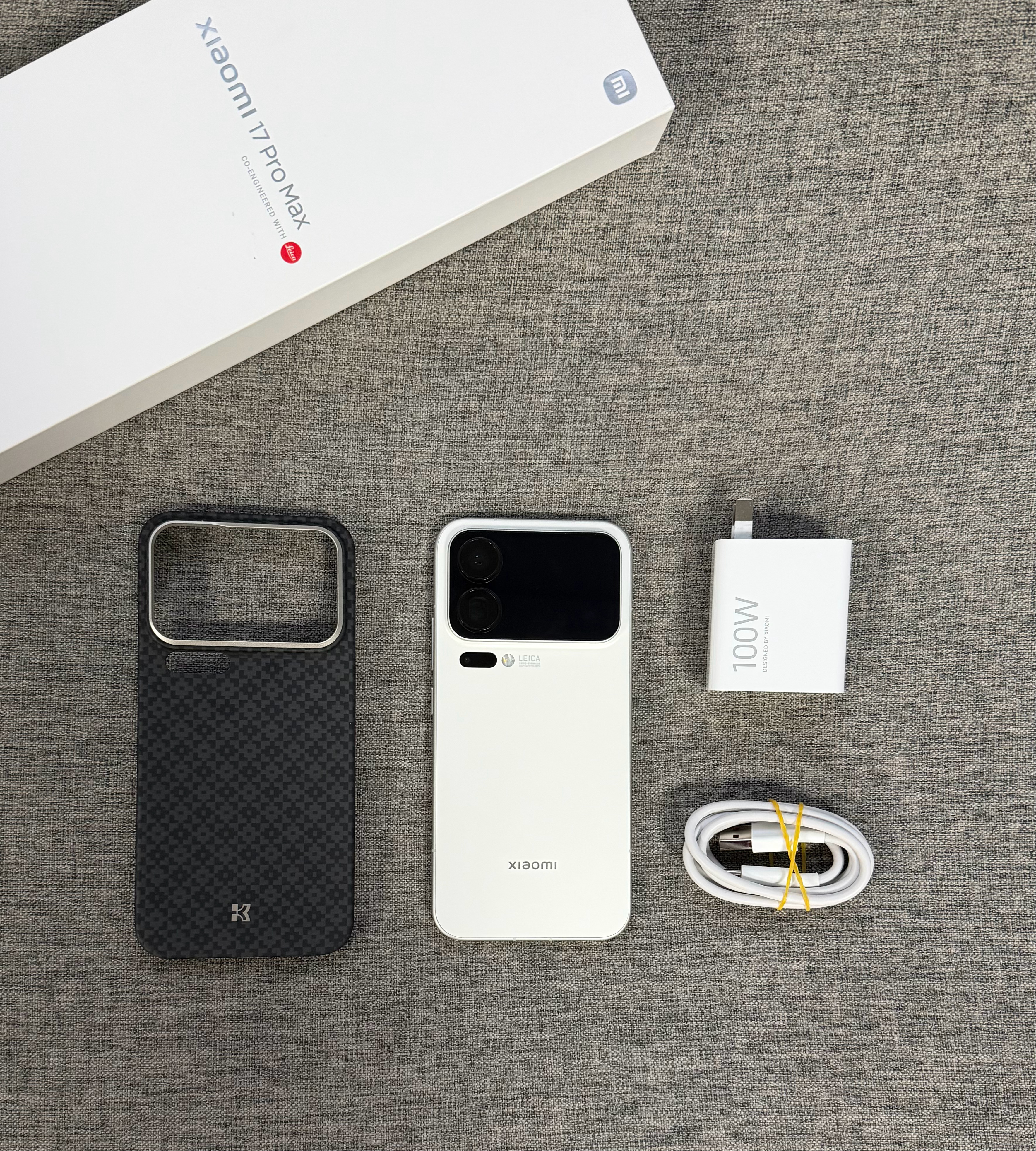 小米17 Pro Max 16+512 白色，屏幕完美，中框轻微使用痕迹，带盒子