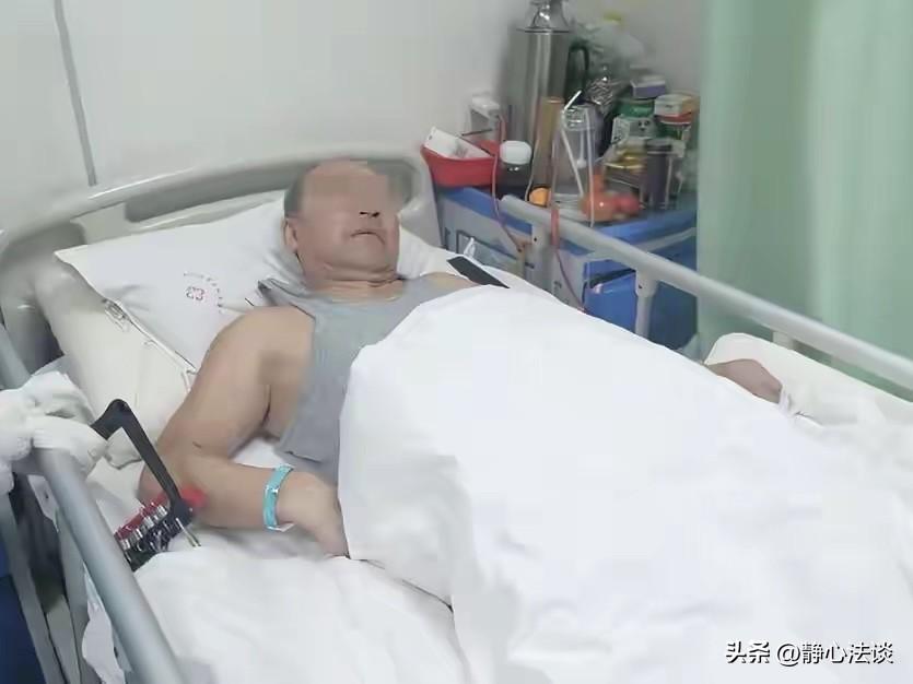 辽宁大连，67岁大爷闯红灯，被车撞倒，受到惊吓后慌不择路继续前行，又接连被两辆车