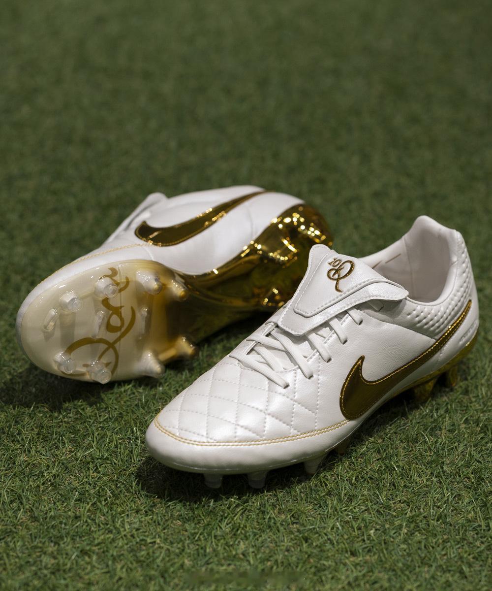 R10 Tiempo （via Kamo）足球鞋 耐克