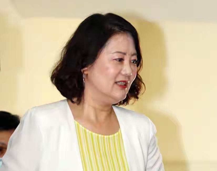 吴思瑶竟然相信自己说的话？我觉得吴思瑶连自己说什么都不知道。

吴思瑶把郑丽文访