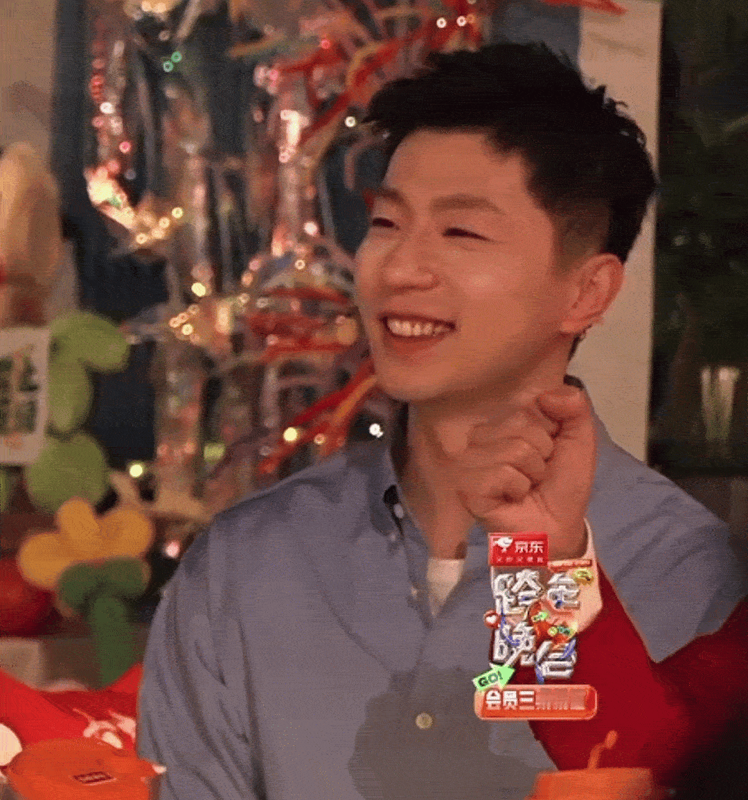 好想念去年湖南跨年没有强猫所难卖艺，但是排面给很大，舞台布景也超级美还紧跟时事用