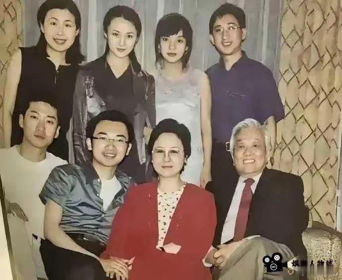 1997年，《还珠格格》开拍，苏有朋作为主角，片酬却低于一些配角，他因此向琼瑶质