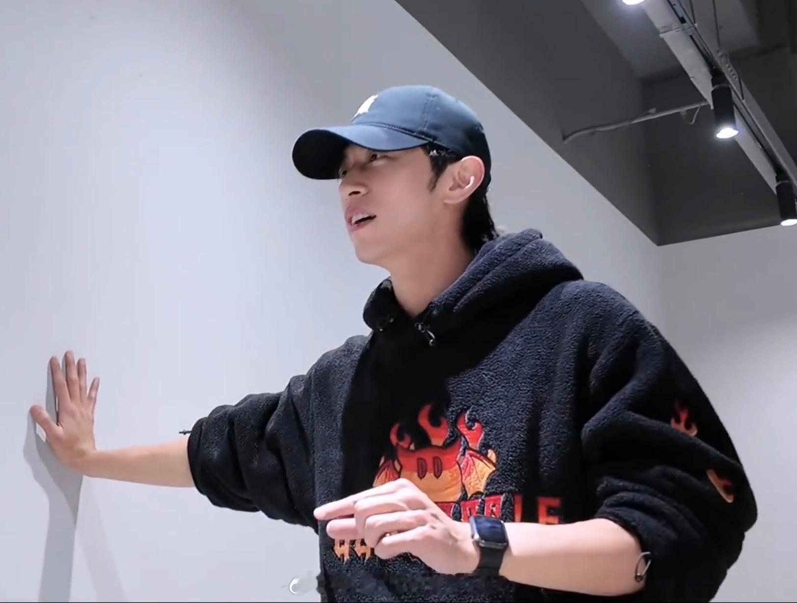 其实不止条纹啊条纹23年就穿过了摇粒绒(？)卫衣也是 