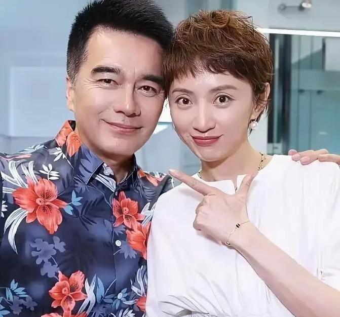 60岁许亚军拿下提名，评委却批评他“不会演戏”。
金鹰奖评语泄露的5个字，撕开了