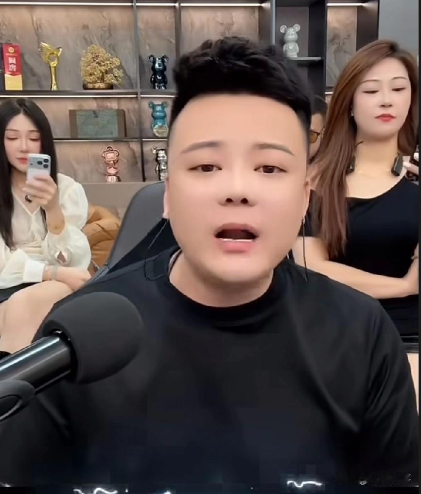 王剑评价老二：老二绝对是精神小伙里能排上前几的人物，人长得挺帅气，出门在外为人低