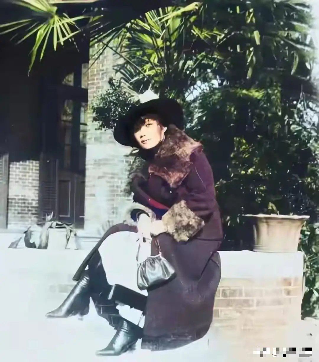 1917年，回国不久的宋美龄在家中的留影，她打扮时髦生活十分奢靡 