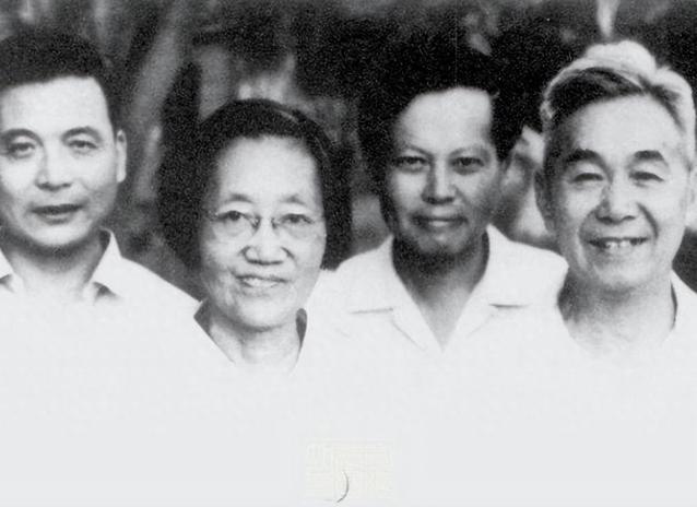 [微风]与杨振宁合影的绝密女人，是美国重大误判下最后悔放走的中国天才。

照片中