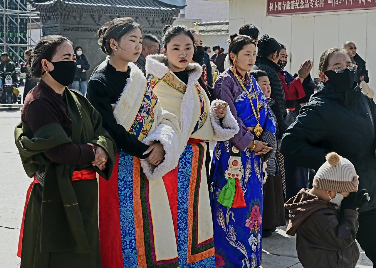 每逢佳节盛典，甘南的藏族同胞总会身着华美绚丽的民族盛装赴会。精致的绸缎、斑斓的纹