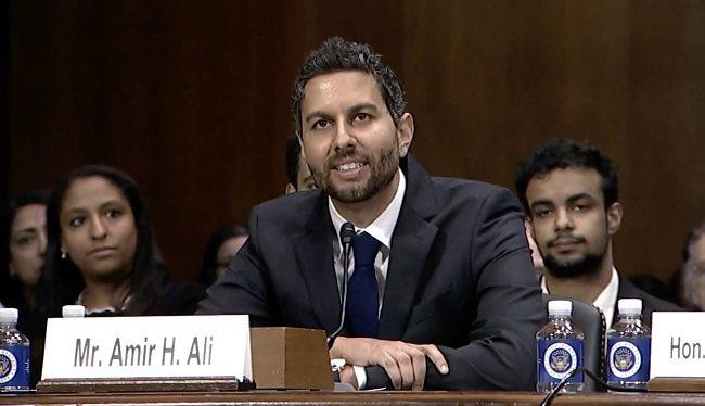 🚨 这位是移民法官阿米尔·阿里

他刚刚宣布自己是美国总统，并单方面推翻了特朗