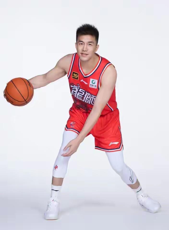 兄弟们！艾伦现在彻底的成了自由人了！
广州龙狮队已经官宣下赛季不再与艾伦续约！原