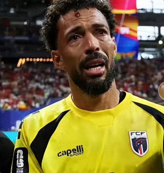 “赛场上的泪水，见证了拼搏与荣耀”🏆💪