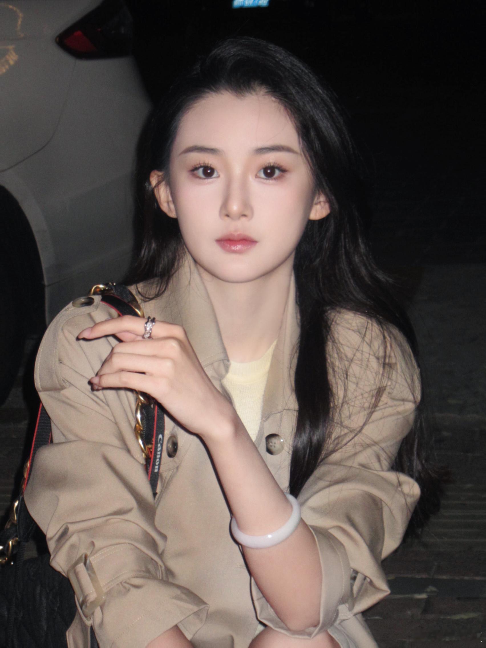 第一个不在学校度过的秋，相册里翻到了去年校园里被太阳晒的金黄的树叶，于是决定，把