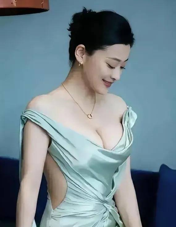 梅婷确实是实力派演员，颜值和气质都很能打。上海电影节上，她穿的绿色露背礼服，背部