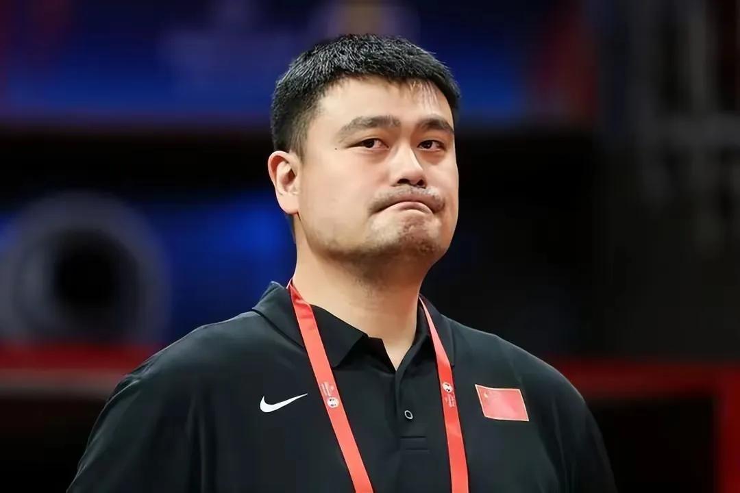 姚明辞去中国篮协主席职务最主要的三个大原因!
1、男篮的成绩一直不温不火，没有达